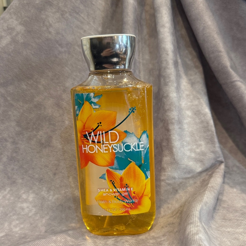 Bath & Body Works Wild Honeysuckle Shower Gel - 🌻 shea and vitamin E‎